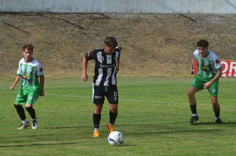 Estudiantes gan y es lder con Ferro